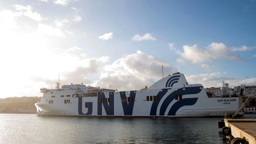 Evacuados los pasajeros de un buque que cubría la ruta Valencia-Palma tras un incendio en la sala de máquinas