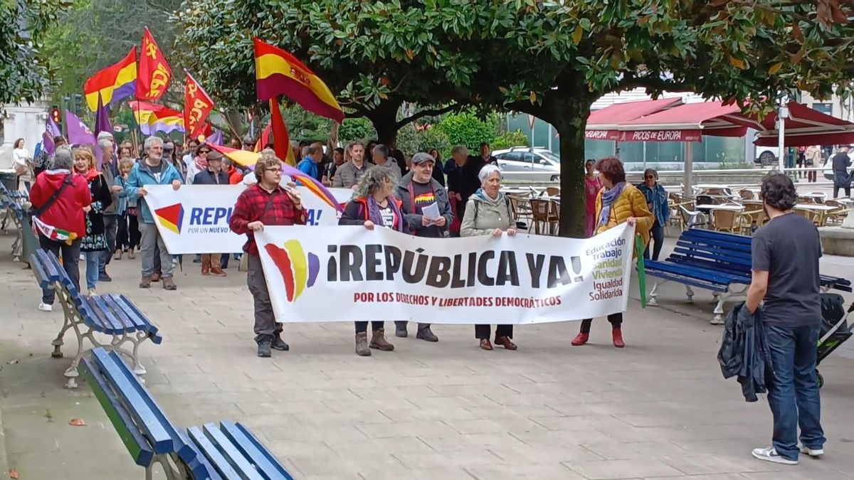 Decenas de personas se manifiestan en Santander para pedir la III República y denunciar el aumento del gasto militar