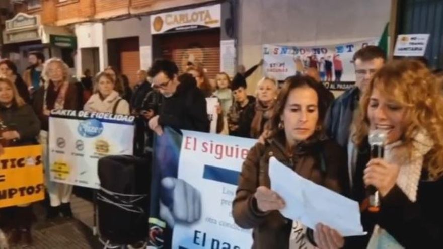 Acoso negacionista a las puertas de un hospital de València: "¡No podéis obligar a practicar pruebas, hijos de puta!"