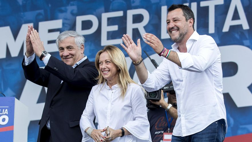 Antonio Tajani(i), vicepresidente del partido Forza Italia, Giorgia Meloni, líder del partido Hermanos de Italia, y Matteo Salvini(d), líder del partido de derecha Lega Nord, participan en un mitin organizado por la oposición de derecha italiana.