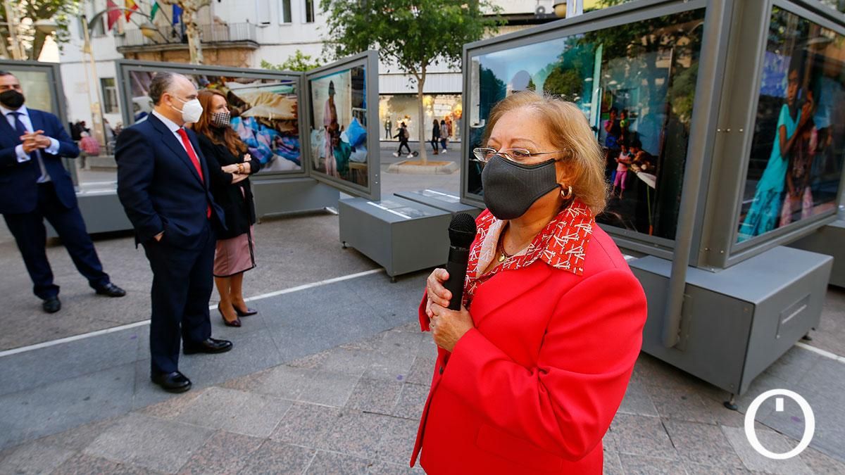 Cristina García Rodero explicando su exposición el Bulevar Gran Capitán