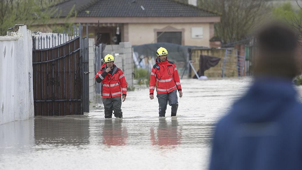 Desalojo de viviendas en la parcelación Guadalvalle por la crecida del río