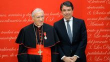 El presidente madrileño, Ignacio González, con el arzobispo Antonio María Rouco Varela, condecorado con la medalla de Oro de la Comunidad. / madrid.org