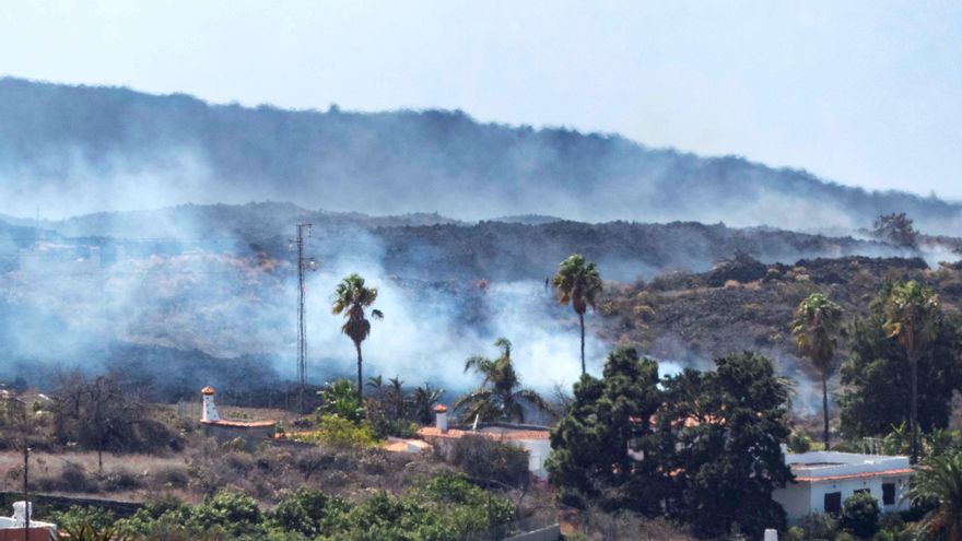 Vista general de la colada de lava a su paso por Los Llanos de Aridane.- EFE/MIGUEL CALERO