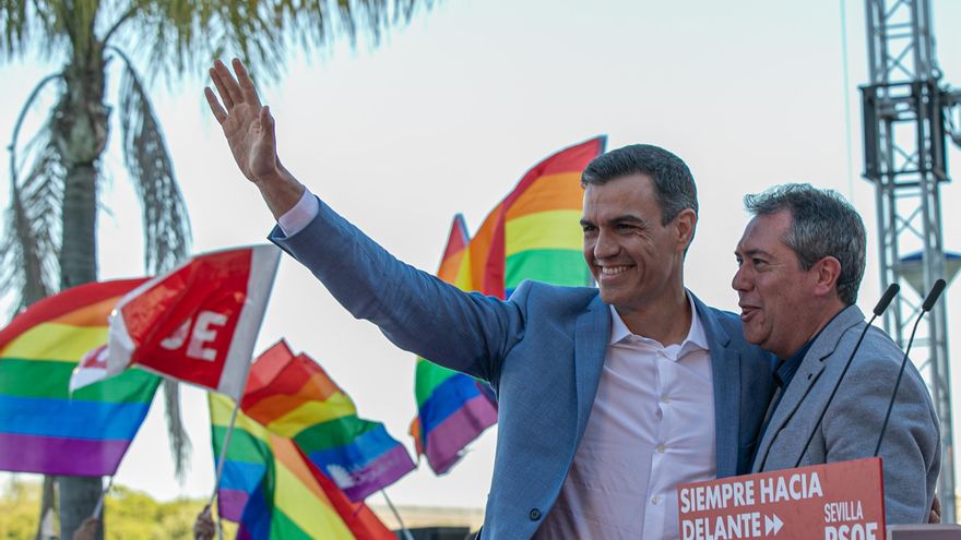 Archivo - El secretario general del PSOE y presidente del Gobierno, Pedro Sánchez,y el alcalde de Sevilla, Juan Espadas, en una foto de archivo, de la campaña de las elecciones municipales de 2019