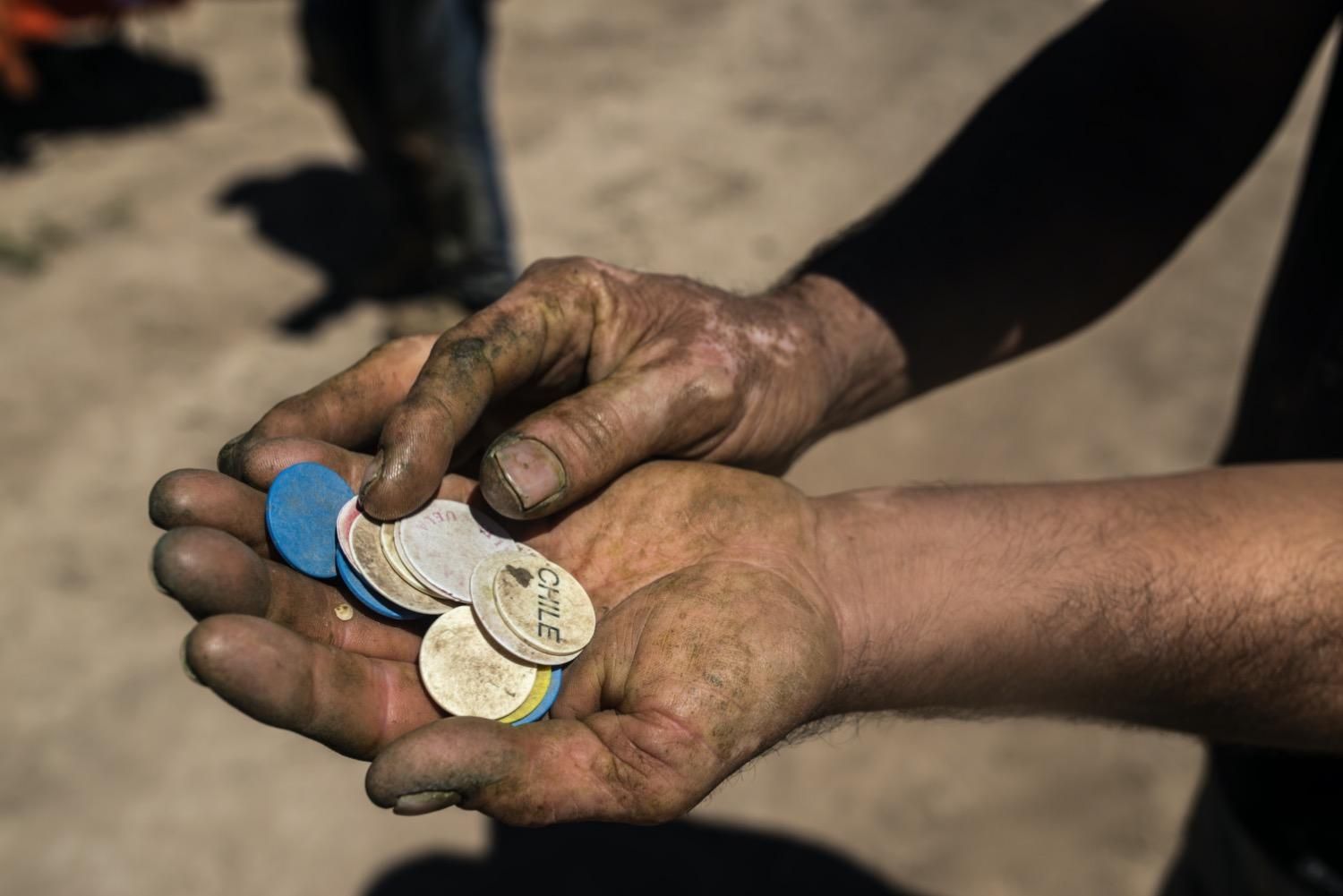 Los jornaleros reciben una ficha por cada cubo vaciado en el remolque y la suma de todos ellos será su salario del día. En este rancho de Las Cruces se paga el bote de chile california a 0,90 centavos.