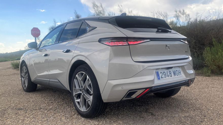 Vista lateral y trasera del elegante modelo francés.