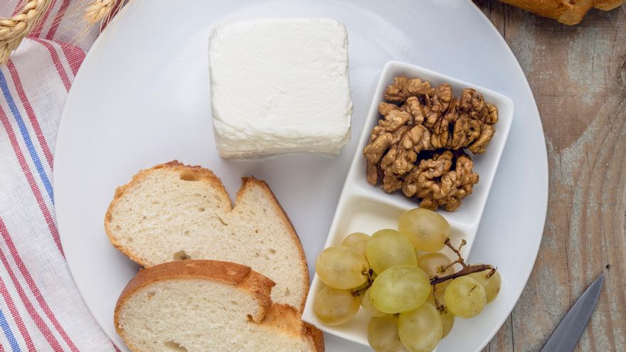 Tostadas de queso Brie, uvas y nueces