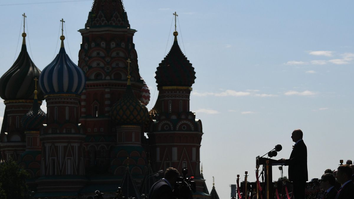 Archivo - El presidente ruso, Vladimir Putin, dando un discurso en la Plaza Roja, frente al Kremlin