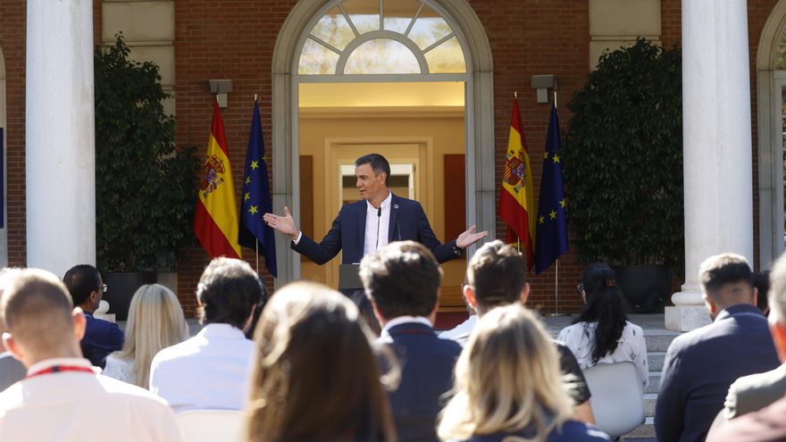 El presidente del Gobierno, Pedro Sánchez, abre el curso político desde el Palacio de la Moncloa, donde atenderá las peticiones e inquietudes de un grupo de ciudadanos escogidos entre los 250.000 españoles que le han dirigido quejas, preguntas o sugerencias desde que ocupa la jefatura del Ejecutivo, en un acto público de formato innovador. EFE/ Juan Carlos Hidalgo
