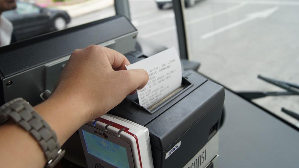 Un usuario sacando un billete de autobús, en imagen de archivo.
