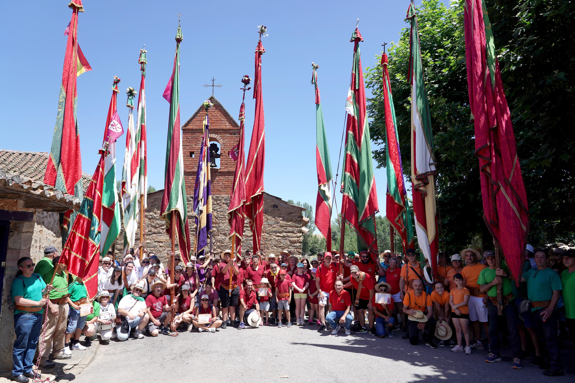 Orgullo de pendones en Oteruelo de la Valduerna para airear la seña de identidad leonesa