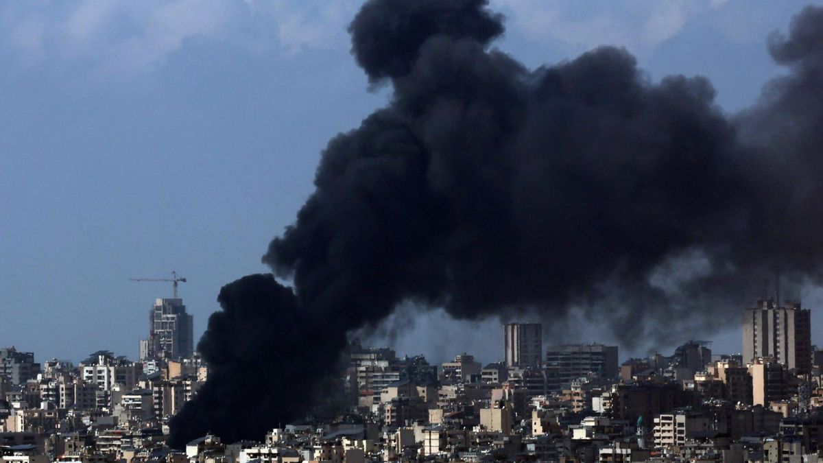 Columnas de humo se elevan sobre los suburbios del sur de Beirut después de los intensos ataques israelíes, el 8 de abril de 2026.