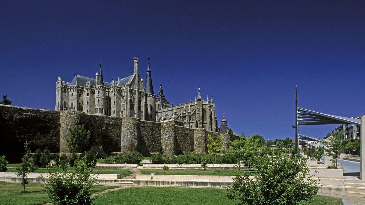 La ciudad de Castilla y León con un patrimonio que recorre más de 2.000 años de historia, desde el Imperio Romano a obras de Gaudí