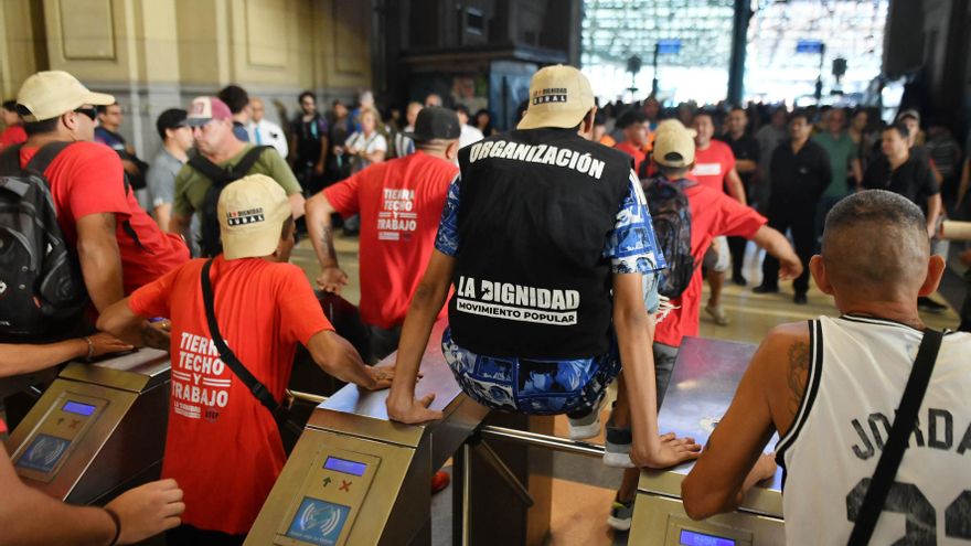 Con una masiva convocatoria, agrupaciones estudiantiles y sociales participaron del molinetazo contra el aumento del transporte