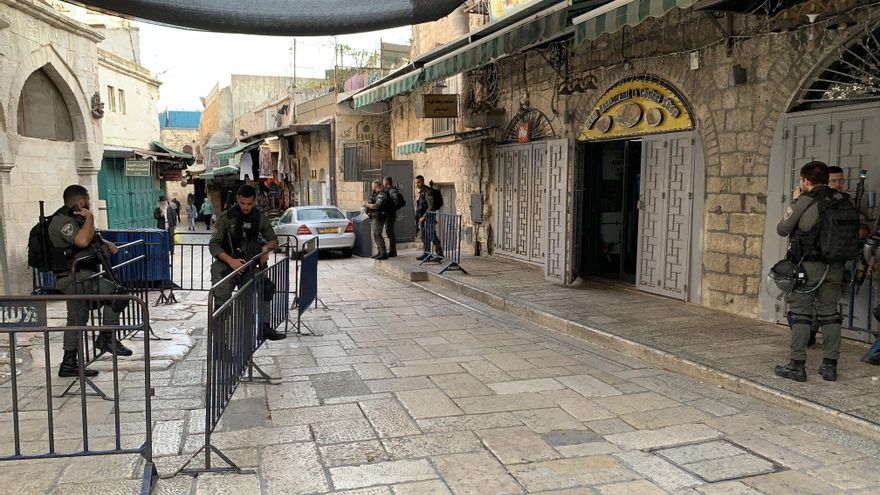 Vista de una calle de la Ciudad Vieja de Jerusalén, en la que la amplia presencia de policías armados, la tensión constante, el vacío por falta de turistas o las puertas bajadas de muchos comercios son la nueva realidad, donde casi nadie es ajeno a la guerra entre Israel y las milicias palestinas de Gaza que estalló hace tres semanas. EFE/ Joan Mas