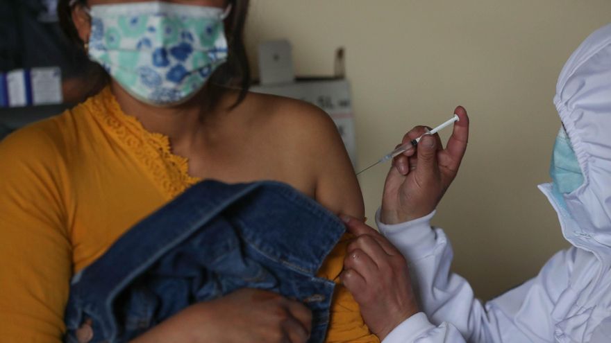 Fotografía de archivo en la que se registró a una joven al ser vacunada contra la covid-19, en La Paz (Bolivia). EFE/Martín Alipaz