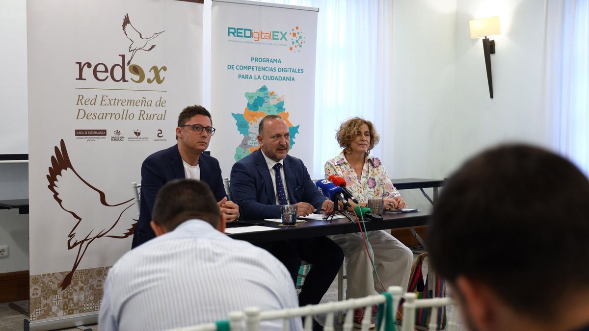 Más de 9.000 mayores de 55 años de pueblos extremeños aprenden a manejarse con la banca digital y la salud online