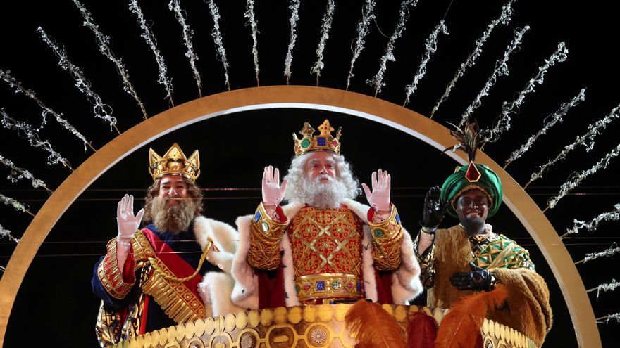 Los Reyes Magos de Oriente saludan este martes a su llegada a Madrid. EFE/ Kiko Huesca