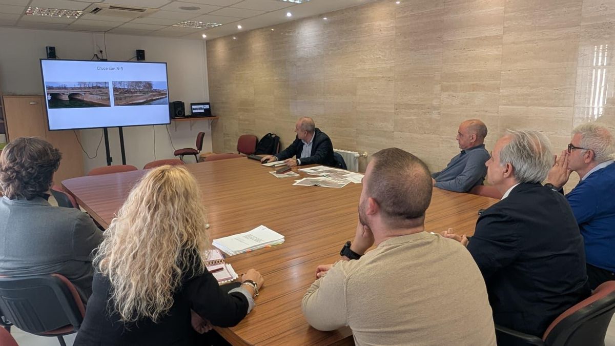 Imagen de la reunión entre el alcalde de Utiel y técnicos de la CHJ.