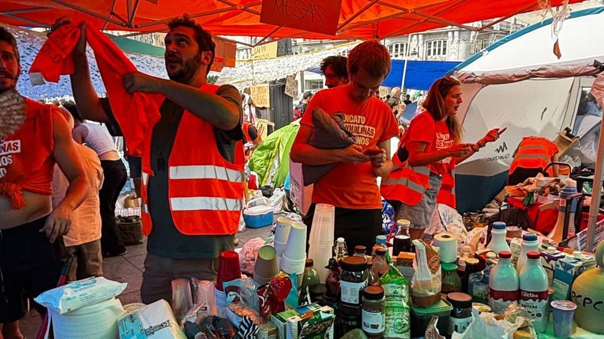 Sigue la organización en la acampada de sol: equipos de limpieza, toldos y reuniones