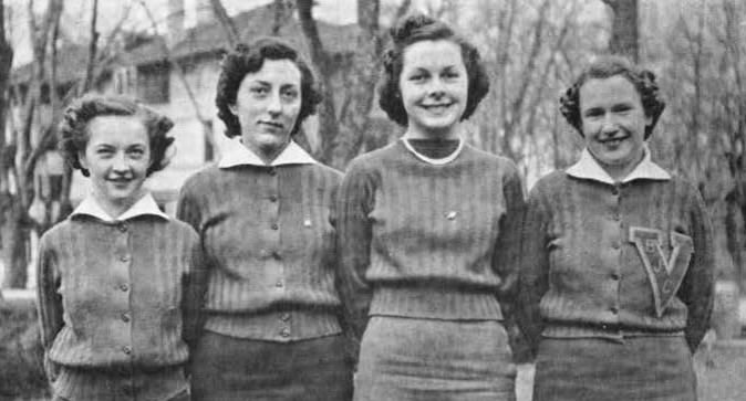 Fotografía de Lidia Uranga (segunda por la izquierda) en el anuario de Boise Junior College, 1938. Con 25 años se unió al WAVES.