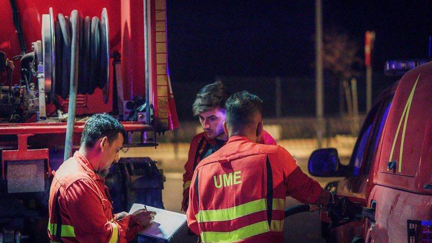 Personal de la UME trabaja en la extinción del incendio en Madrid.