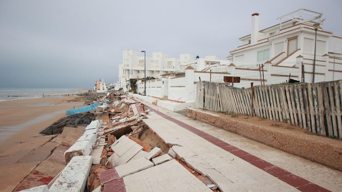 El pulso que el Atlántico le ganará a Matalascañas: "Echar arena es llenar el mar con monedas de euro"