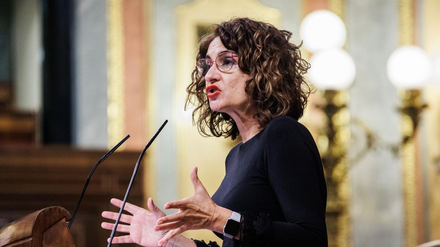 La ministra de Hacienda, María Jesús Montero, interviene en una sesión plenaria en el Congreso de los Diputados, a 23 de noviembre de 2021, en Madrid, (España).