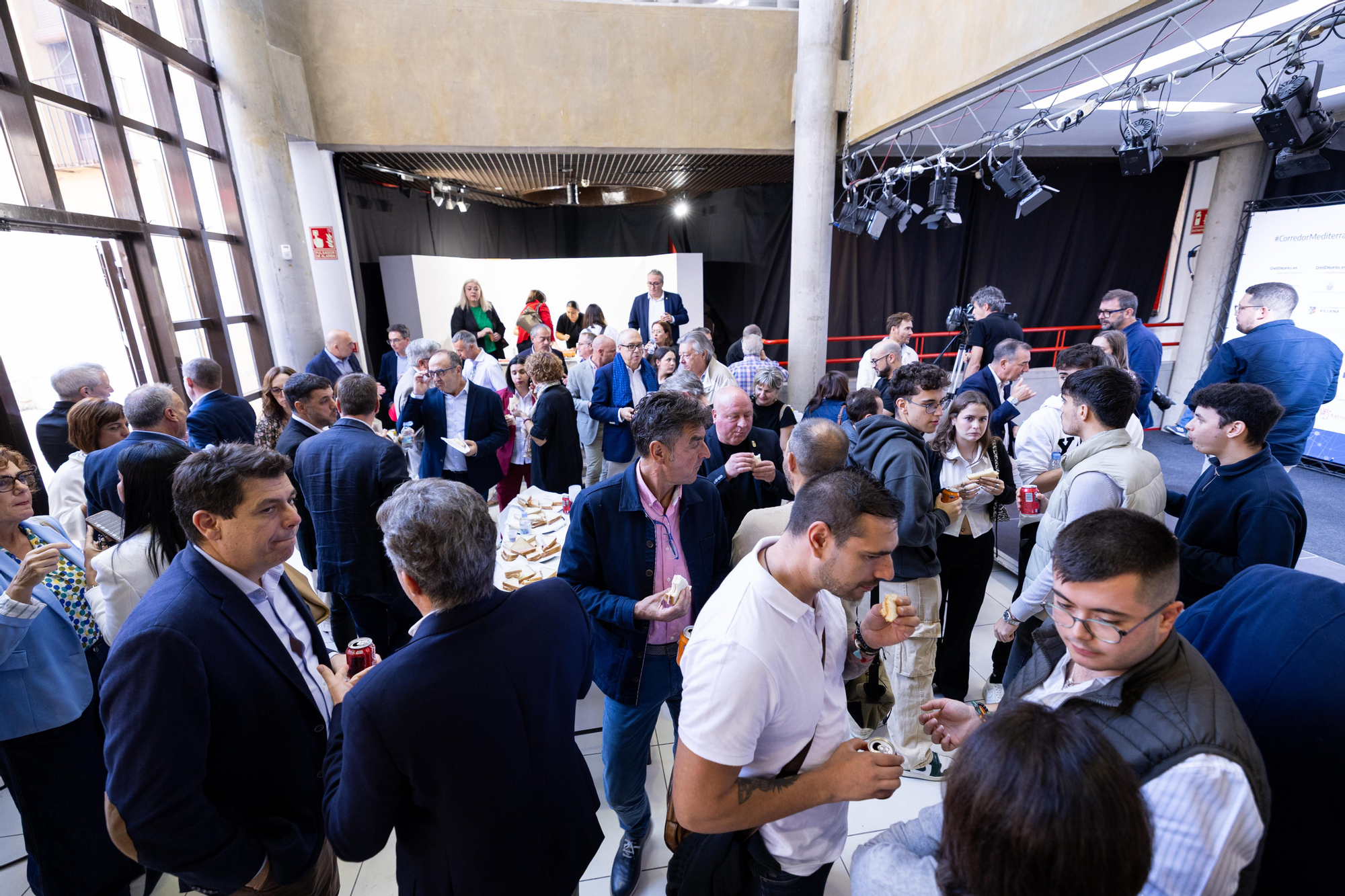 Algunos de los asistentes al II Foro Municipalista Corredor Mediterráneo celebrado en Villena.