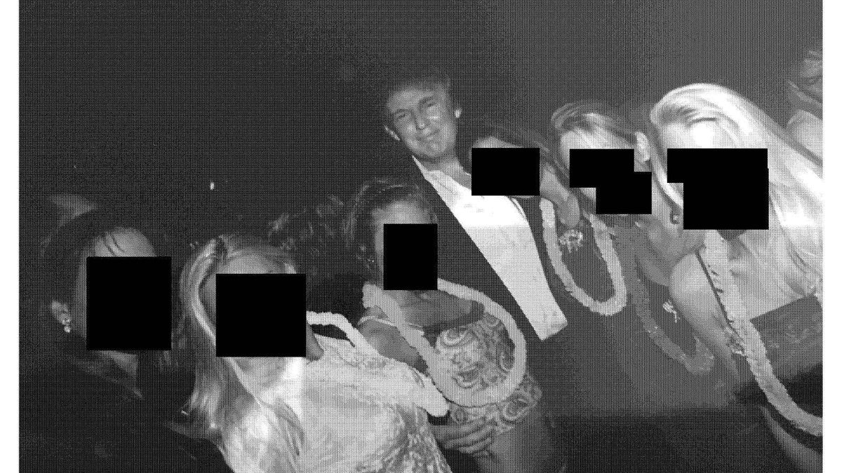 Los demócratas en el Congreso difunden nuevas fotos de Trump rodeado de mujeres en fiestas de Epstein