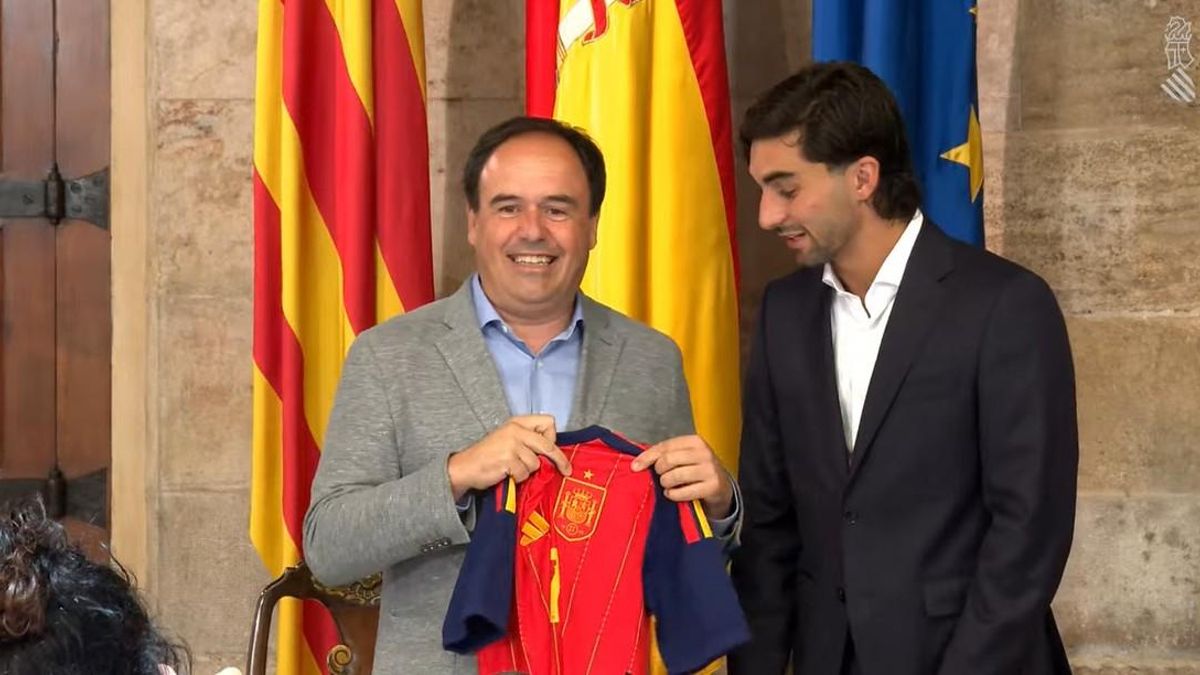 Ferran Pérez entrega a Pérez Llorca una camiseta de España con su nombre y con una estrella mundialista.