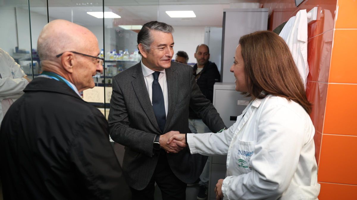 El consejero de Sanidad, Presidencia y Emergencias, Antonio Sanz, durante la visita al Instituto de Investigación e Innovación Biomédica (INiBICA).