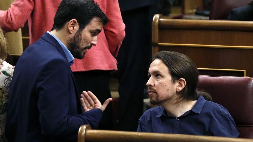 Pablo Iglesias y Alberto Garzón conversan durante la sesión constitutiva del Congreso