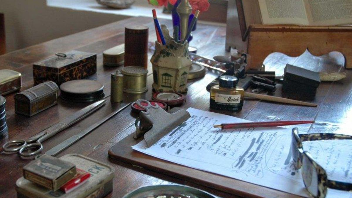 El escritorio de Robert Graves en Ca n’Alluny, conservado con sus objetos personales y útiles de escritura