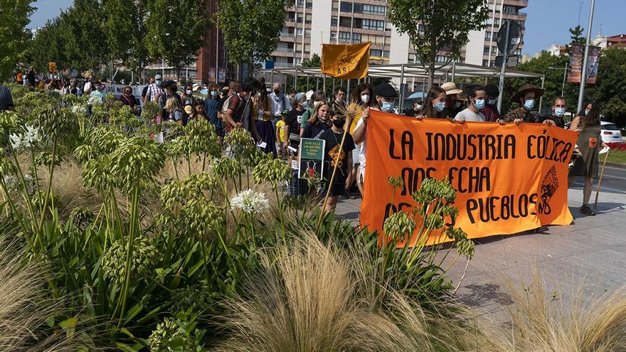 La cabecera de la manifestación con la pancarta en la que se puede leer 'La industria eólica nos echa de los pueblos'.