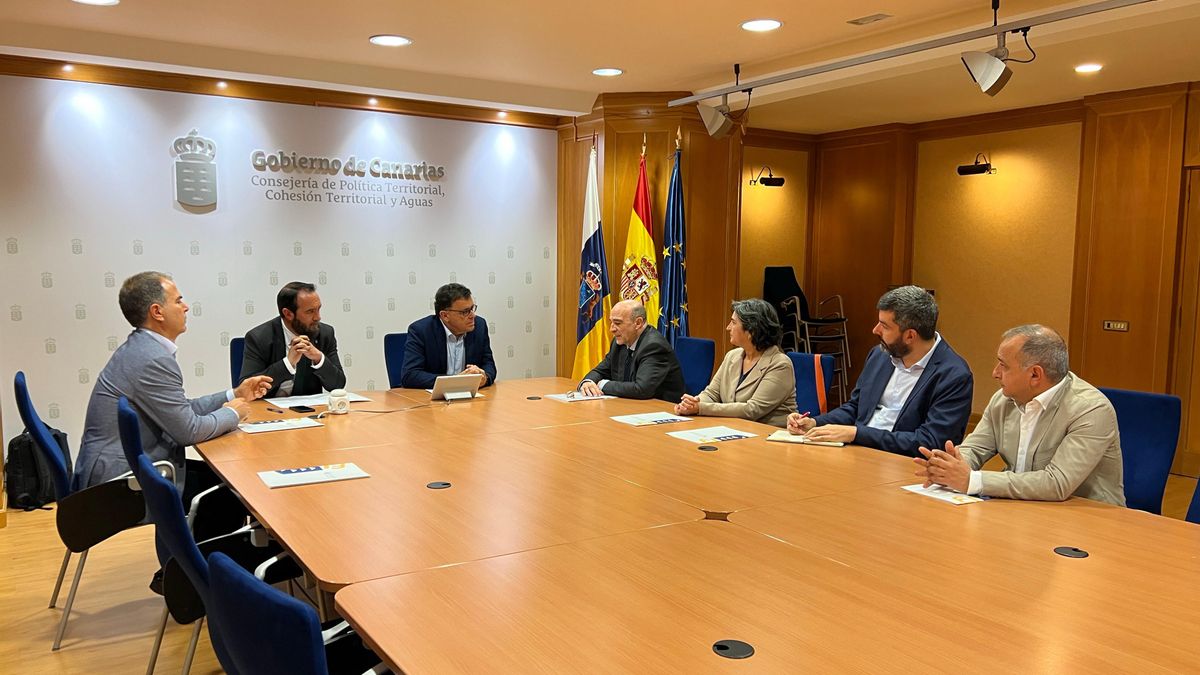 Reunión entre responsables de la Consejería de Política Territorial del Gobierno de Canarias  y del Instituto Geográfico Nacional.