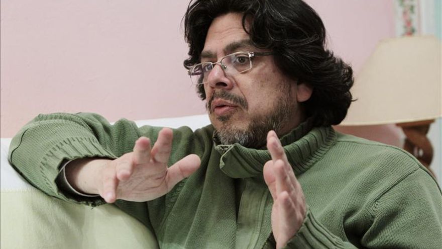 Fernando Iwasaki considera que aunque la crisis baja la venta, "no se escribe ni se lee menos"