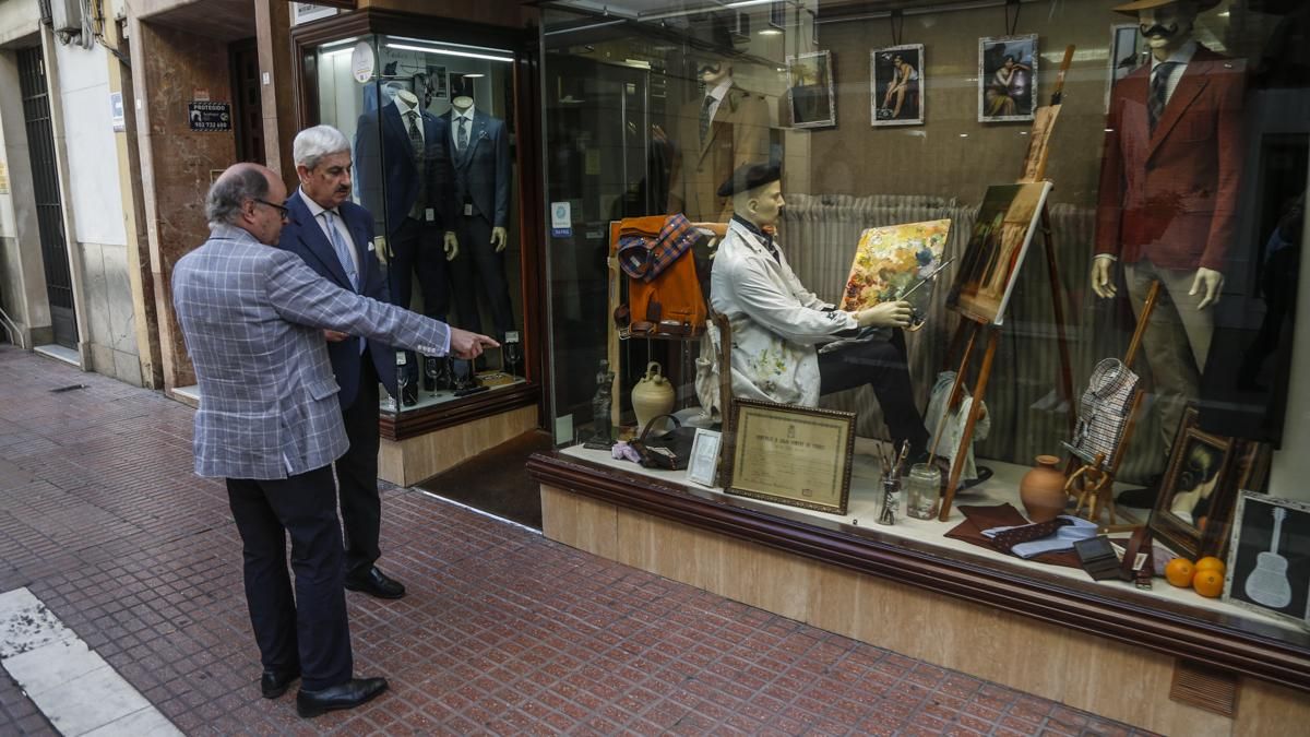 Escaparates de comercios de Córdoba homenajean al pintor Julio Romero de Torres