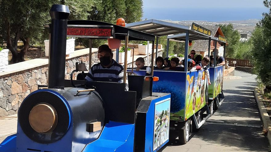Los visitantes recorren las 5 hectáreas de la finca en este trenecito