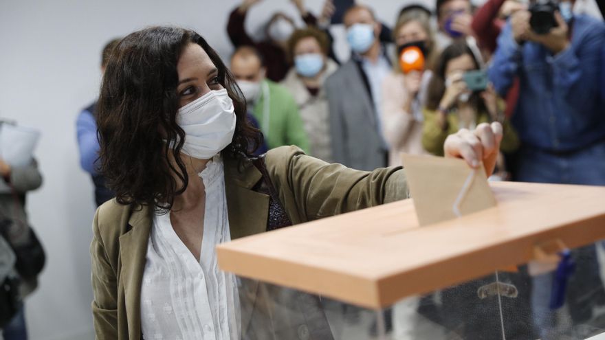 Isabel Díaz Ayuso en el momento en el que depositaba su voto este 4M
