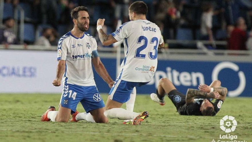 El Tenerife tira de goles y épica para derrotar a un Girona notable