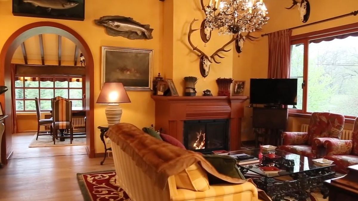 El salón del chalé comprado por el Gobierno donde Ayuso se quedó de vacaciones en julio