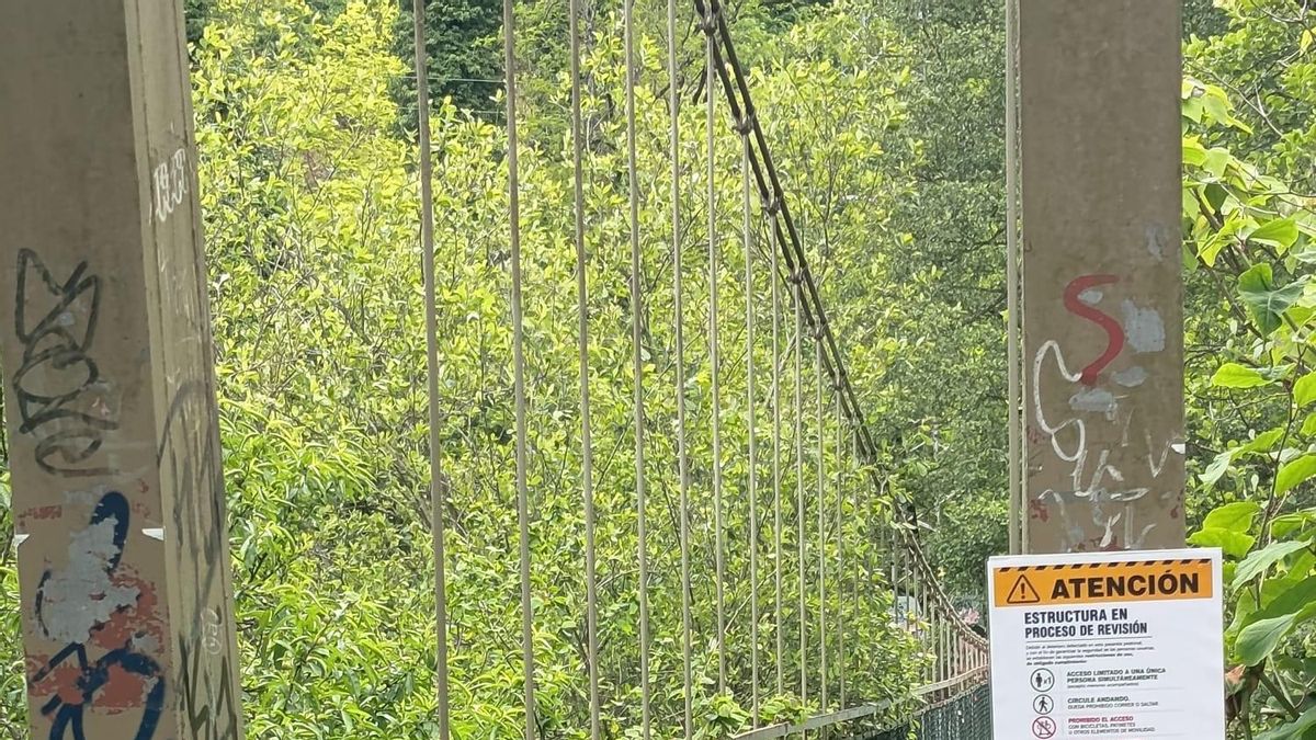 Torrelavega cierra la pasarela colgante de La Viesca por seguridad y mantiene las restricciones en la de La Barquera