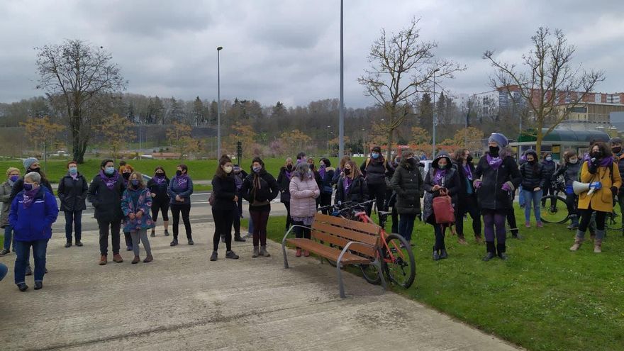 Varias decenas de mujeres se concentran delante de una residencia y reclaman situar "los cuidados en el centro"