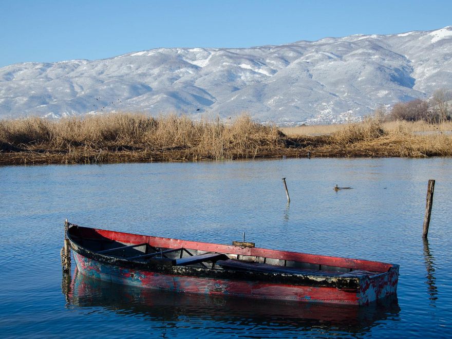 Montañas desde la orilla del Lago Orhid. La foto está tomada desde la ciudad de Struga.