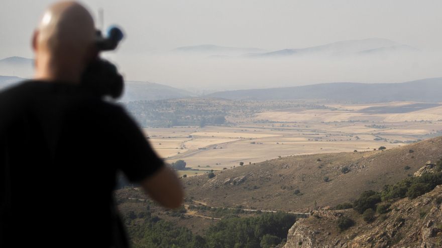 Un cámara graba imágenes en la zona del incendio de la Sierra Norte de Guadalajara