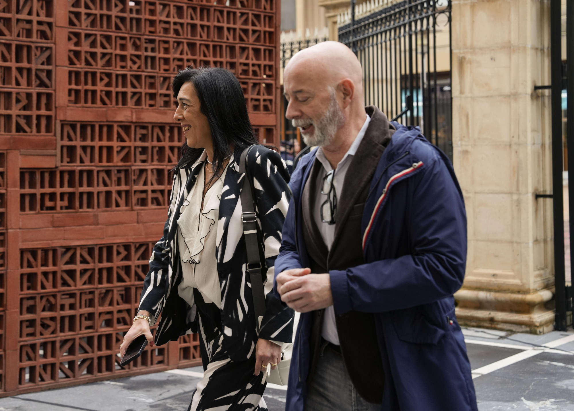 Amaia Martínez Grisaleña, de Vox, con un asesor