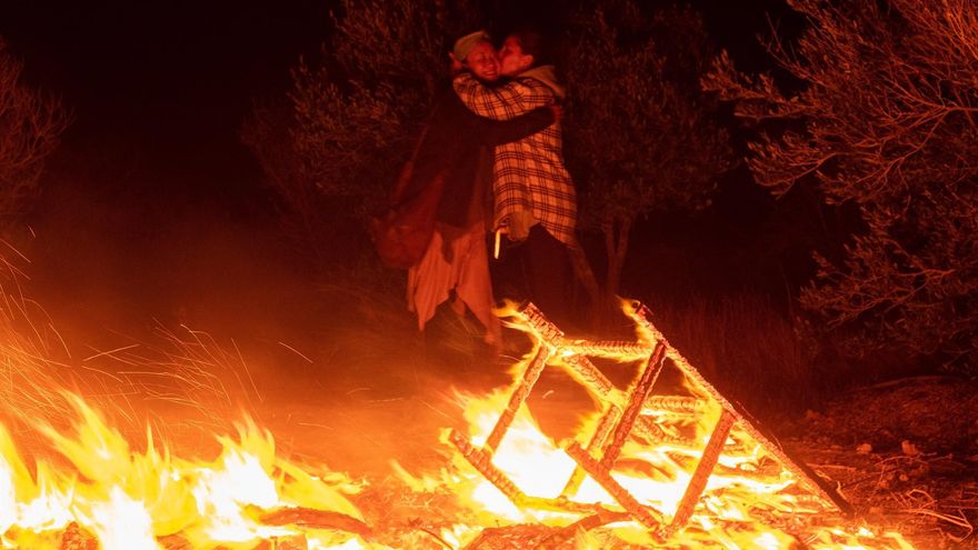 Dos mujeres se abrazan junto a una hoguera durante la celebración de la noche de San Juan, en las inmediaciones de la localidad de Lajares, en La Oliva (Fuerteventura).