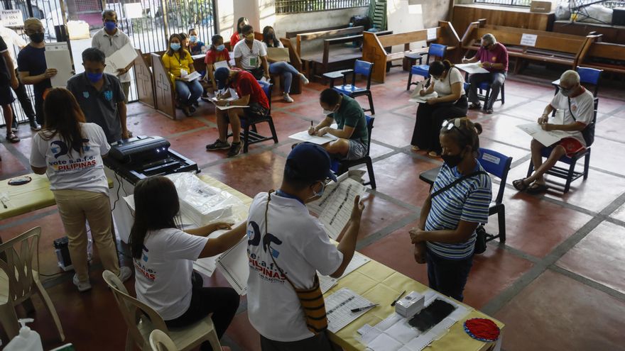 Elecciones en Filipinas: tres muertos en un ataque a un colegio electoral y acusaciones de compra de votos